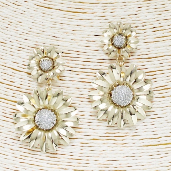 Fashionreesta Jewelry - Daisy Duo Flower Earrings: Gold
